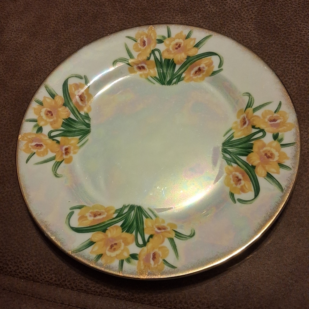 UCAGCO Vintage Iridescent Japan Lusterware Salad Plate With Daffodils